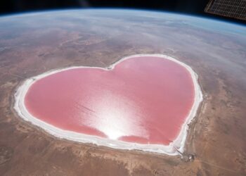 Cientistas descobriram que este enorme coração rosa com quase 10 quilômetros de largura observado pela NASA na Argentina esconde uma origem que desafia a nossa percepção visual