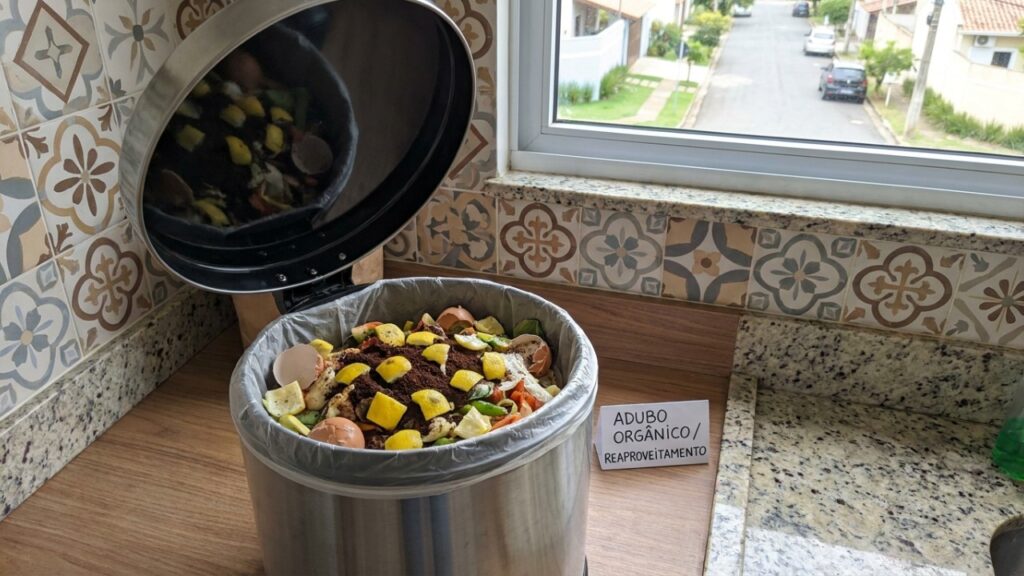 Colocar cascas de limão na lixeira da cozinha antes de dormir: para que serve e por que recomendam
