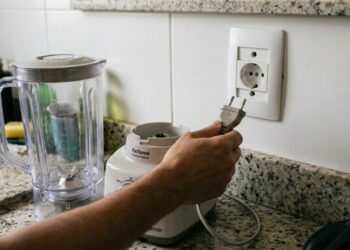 O que deve ser colocado primeiro na tomada, o plugue do liquidificador ou a jarra na base, para evitar danos elétricos e desgaste no encaixe das lâminas?