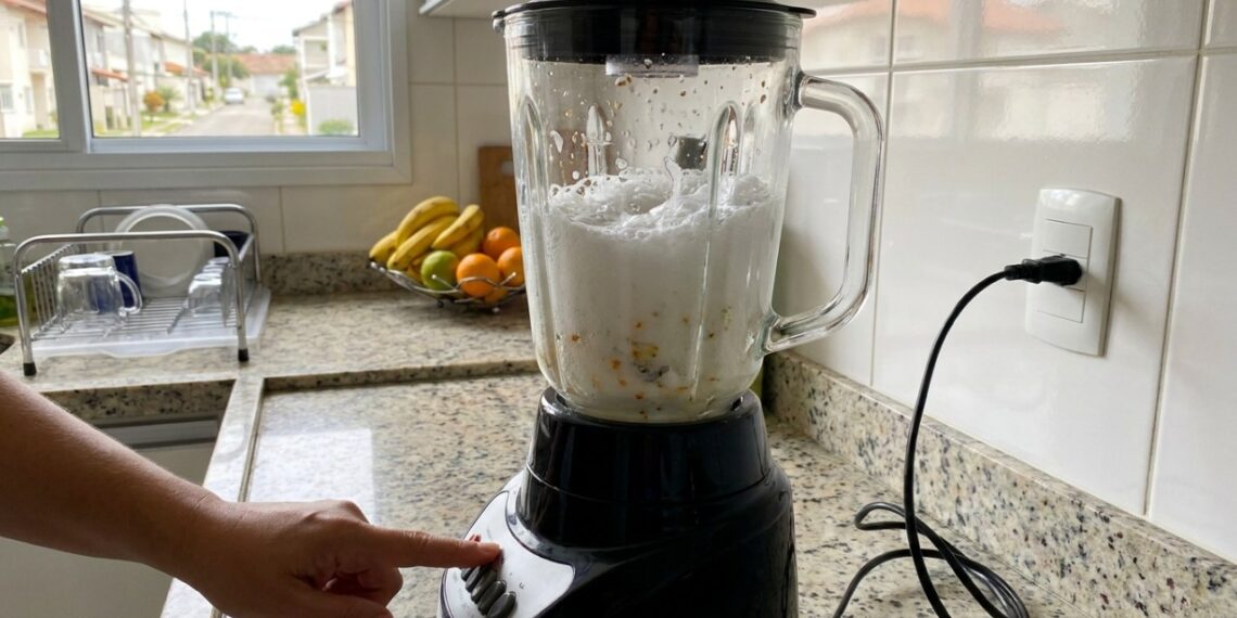 Como limpar o copo do liquidificador sujo em apenas 30 segundos: o truque fácil de bater água morna com detergente que sempre funciona