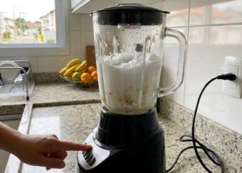 Como limpar o copo do liquidificador sujo em apenas 30 segundos: o truque fácil de bater água morna com detergente que sempre funciona