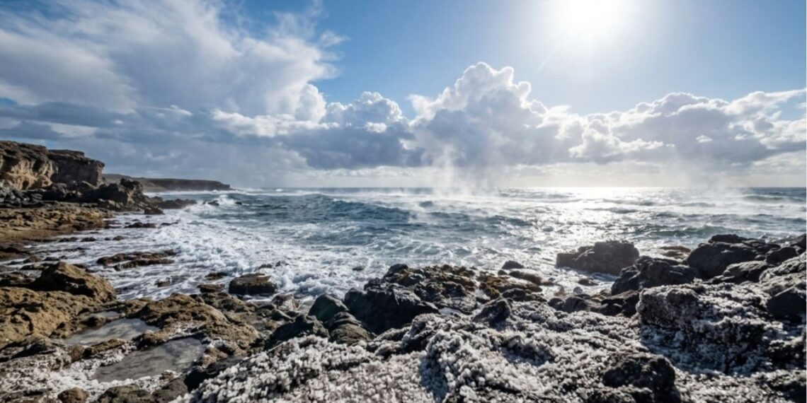 Por que a água do mar é salgada se a chuva que veio dela cai doce