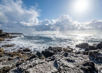 Por que a água do mar é salgada se a chuva que veio dela cai doce