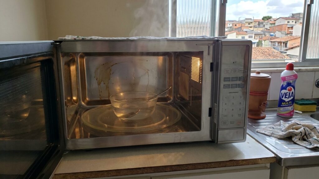 Colocar uma tigela de vinagre quente no micro-ondas por cinco minutos: para que serve e por que recomendam