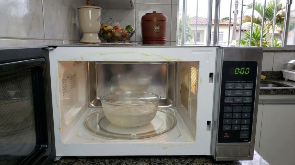 Colocar uma tigela de vinagre quente no micro-ondas por cinco minutos: para que serve e por que recomendam