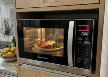 O que deve ser programado primeiro, o tempo de aquecimento ou a potência do micro-ondas, para evitar danos elétricos e garantir que o alimento não queime por fora?