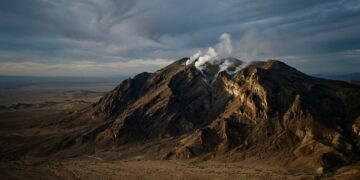 Este vulcão adormecido considerado extinto há 700 mil anos surpreende geólogos ao registrar atividade inédita no Irã e mostrar que a Terra segue ciclos muito mais longos do que a história humana