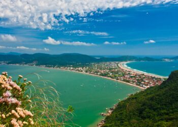 A menor cidade de Santa Catarina é a que mais cresce e reúne 39 praias de águas cristalinas em apenas 35 km²