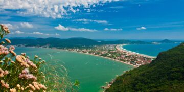 A menor cidade de Santa Catarina é a que mais cresce e reúne 39 praias de águas cristalinas em apenas 35 km²