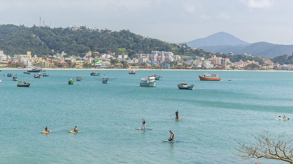 A menor cidade de Santa Catarina é a que mais cresce e reúne 39 praias de águas cristalinas em apenas 35 km²