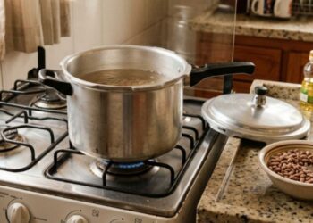 O que deve entrar primeiro na panela de pressão: a água ou os grãos, para a borracha durar mais