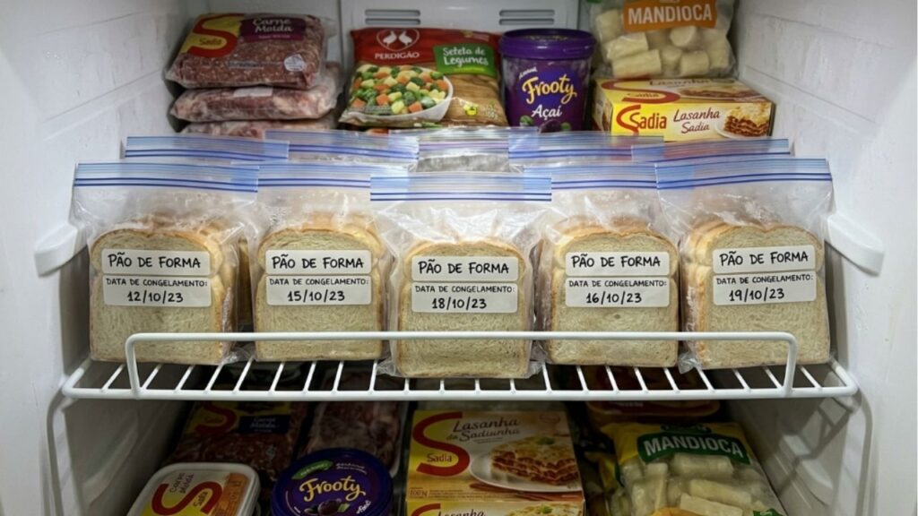 Pare de guardar pão de forma na embalagem original em cima da geladeira: essa é a forma correta de conservar macio por mais dias