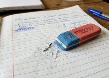 Para que serve a parte azul da borracha escolar clássica, já que ela geralmente rasga a folha do caderno em vez de apagar a caneta?
