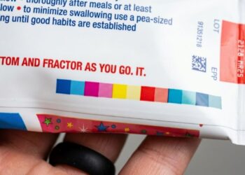 Por que a faixa colorida no fundo do tubo de creme dental não significa o que dizem na internet