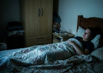 Os psicólogos concordam: "As pessoas que deixam a televisão ligada em baixo volume enquanto dormem fazem isso como uma forma de preencher o silêncio que costuma disparar pensamentos intrusivos.”
