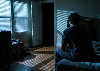 Muita gente não percebe que quem não consegue dormir se a porta do guarda-roupa ou do quarto estiver aberta está vivendo um trauma crônico: o medo profundo de perder a segurança perimetral do seu momento mais vulnerável