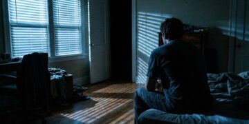 Muita gente não percebe que quem não consegue dormir se a porta do guarda-roupa ou do quarto estiver aberta está vivendo um trauma crônico: o medo profundo de perder a segurança perimetral do seu momento mais vulnerável