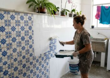 Adeus aos azulejos antigos com estampa colonial na parede da lavanderia: o acabamento liso com tinta epóxi que está tomando o lugar nas reformas de 2026