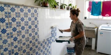 Adeus aos azulejos antigos com estampa colonial na parede da lavanderia: o acabamento liso com tinta epóxi que está tomando o lugar nas reformas de 2026