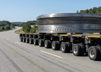 O veículo de 152 rodas que ganhou notoriedade por transportar uma peça enorme de tuneladora, também funciona como uma autêntica obra de engenharia em movimento