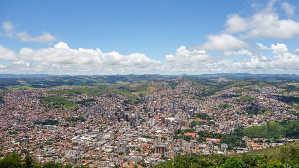 A única cidade do Brasil erguida dentro de um vulcão extinto tem águas a 45°C e a melhor qualidade de vida de Minas Gerais