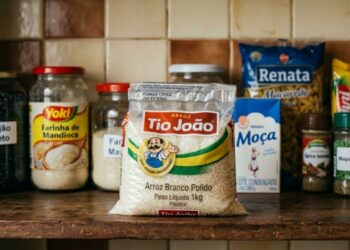 Não jogue tubos de pomada de alumínio vazios fora! Ideias para reutilizar esses metais como lacres firmes para fechar sacos de arroz e feijão na despensa