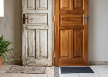 Mistura de lustra-móveis com algumas gotas de óleo de peroba: para que serve e por que é recomendada para renovar portas antigas
