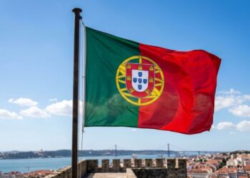 Por que a bandeira de Portugal tem um escudo com castelos e escudos menores?
