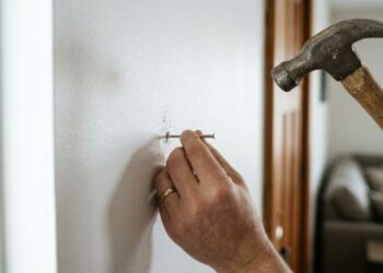 Como segurar um prego pequeno sem martelar o próprio dedo: o truque fácil de usar um pregador de madeira que está na moda e sempre funciona