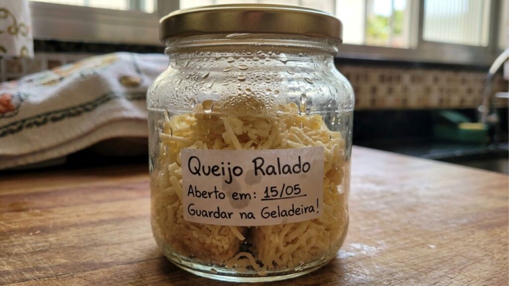 Pare de guardar queijo ralado no pote fechado na geladeira: a maneira correta de conservar sem empedrar