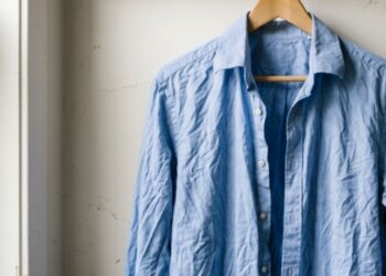 Como desamassar roupas rapidamente direto no cabide sem precisar ligar o ferro: o truque fácil de borrifar uma mistura de água com amaciante que está na moda nas redes sociais