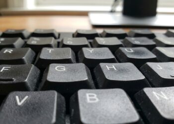 As marcas nas teclas do computador servem como referência tátil
