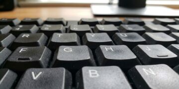 As marcas nas teclas do computador servem como referência tátil