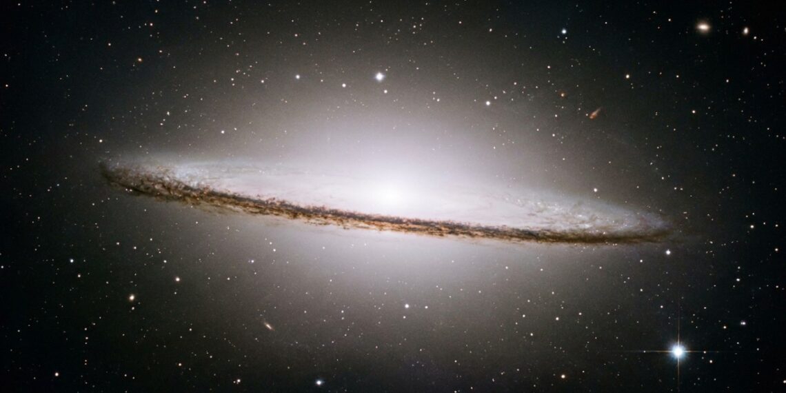 Físicos detectam um comportamento incomum e um halo invisível de proporções gigantescas ao redor da Galáxia do Sombrero onde antes se acreditava existir apenas o vazio espacial