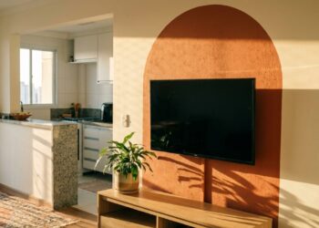 Adeus aos painéis de TV em MDF que cobrem toda a parede: qual a tendência de pintura setorizada para substituí-los em 2026?