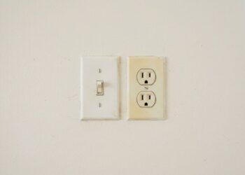 Como clarear o espelho de tomada amarelado pelo tempo para recuperar a cor original dos interruptores sem precisar gastar com peças novas