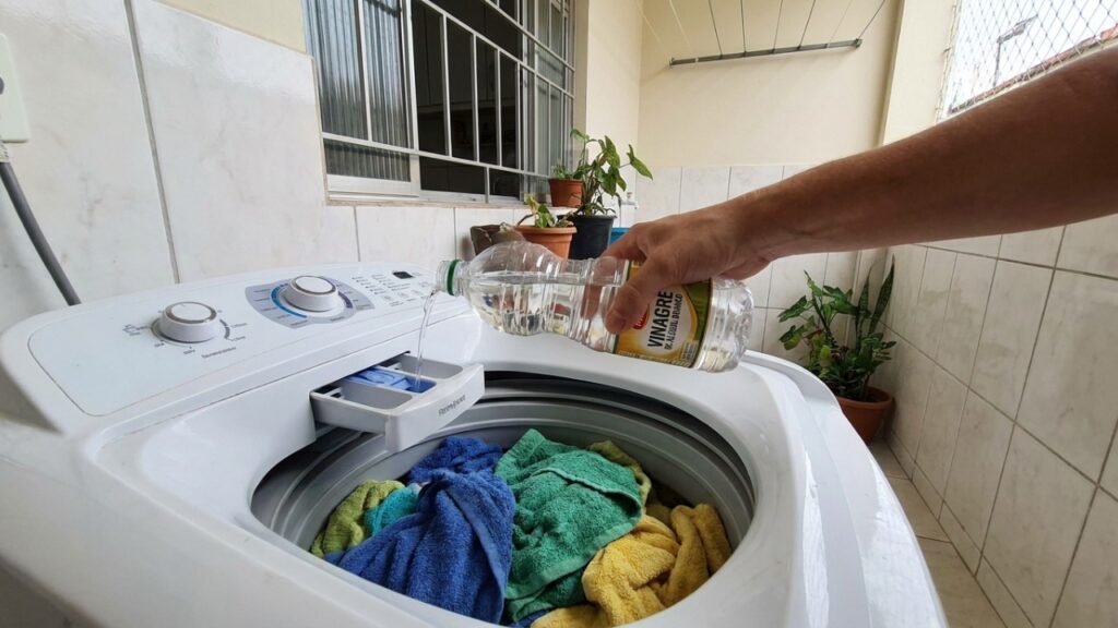 Como fazer as toalhas de banho velhas voltarem a ficar macias: o truque fácil de cortar o amaciante e usar vinagre na lavagem