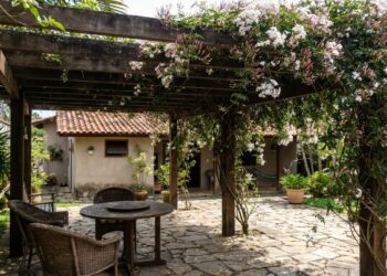 A trepadeira de flores perfumadas que virou moda em pergolados porque além de não ter raízes agressivas, atrai borboletas