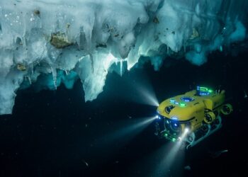Submarino enviado em missão extrema sob o gelo da Antártida surpreende a ciência ao descobrir uma paisagem oculta que muda as previsões do nível do mar