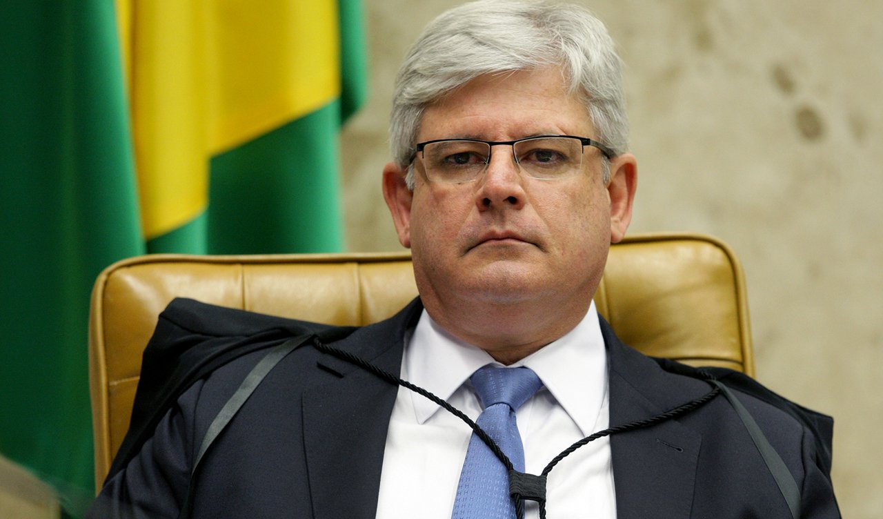 De acordo com autoridades que conversaram com o procurador-geral da República, ele decidiu, com base em denúncias de violação de direitos humanos em presídios, que a melhor solução é a intervenção federal no estado; pedido será feito pela PGR ao Supremo Tribunal Federal nos próximos dias; caso deve ser relatado pelo presidente da corte, Joaquim Barbosa, e depois levado a plenário; segundo o CNJ, 60 presos foram mortos nos presídios do estado no ano passado; nas últimas semanas, a violência nas ruas deixou morta uma garota de seis anos