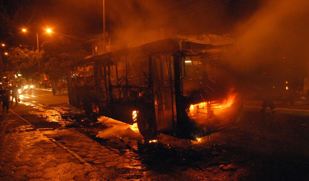 03/01/2014.Crédito:Karlos Geromy/OIMP/D.A.Press.Brasil.São LuÃs-MA. Ônibus é incêndios no bairro do João Paulo na noite desta sexta-feira em São LuÃs-MA.
