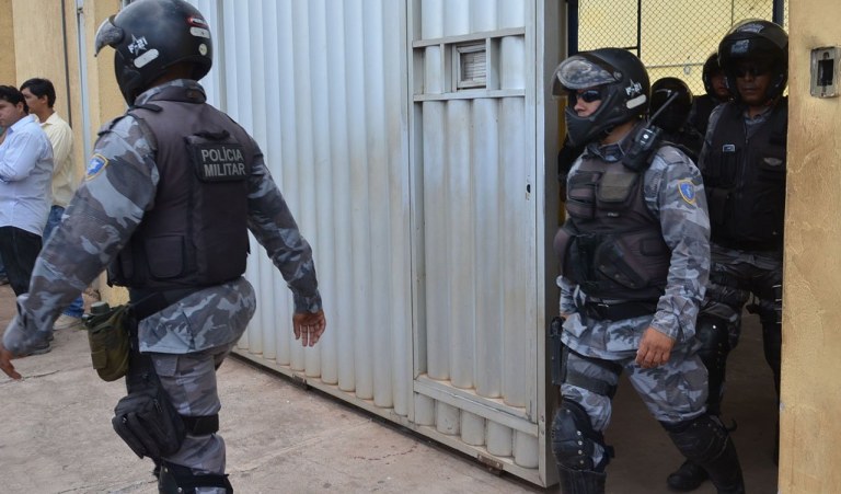 SÃO LUIS, MA. 01.10.2013: VIOLÊNCIA/MA - Tropa de Choque entra no Complexo Penitenciário de Pedrinhas durante rebelião. (Foto: F. Ferreira/O Pequeno/Folhapress)