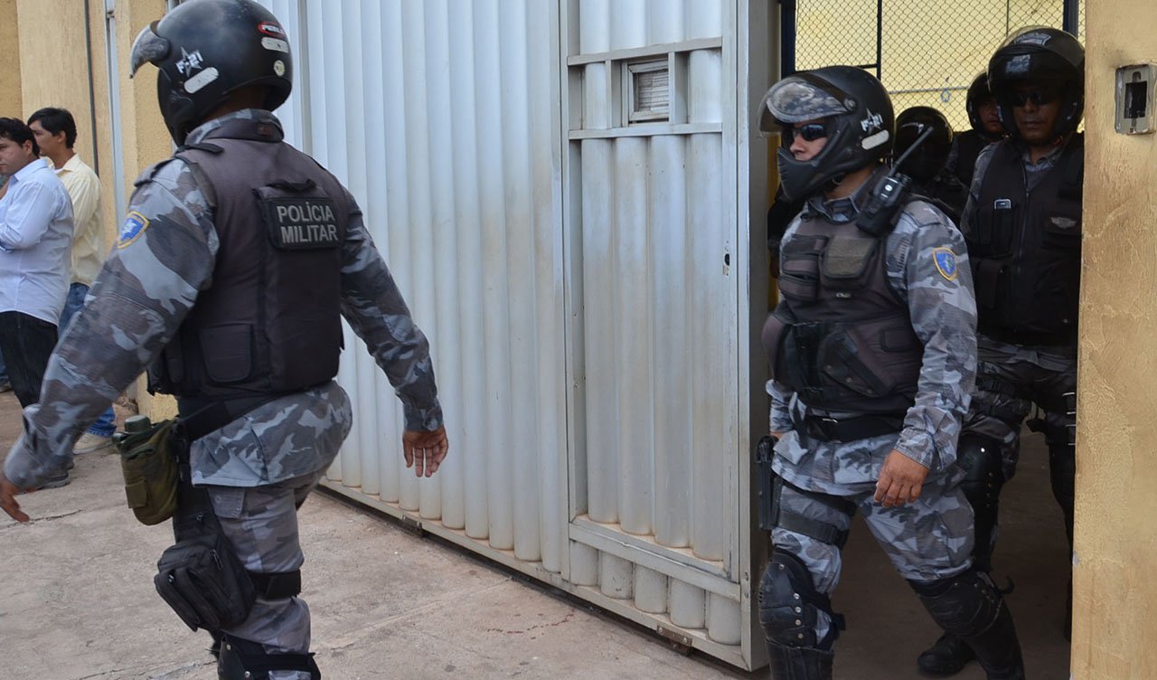 SÃO LUIS, MA. 01.10.2013: VIOLÊNCIA/MA - Tropa de Choque entra no Complexo Penitenciário de Pedrinhas durante rebelião. (Foto: F. Ferreira/O Pequeno/Folhapress)