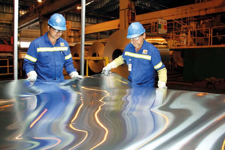Os dados da balança comercial maranhense mostram que, no ano passado, foram exportados US$ 1,53 bilhão, o que equivale à 65,5% da pauta de exportação do estado.  A maior parte deste volume vem dos embarques de ligas de alumínio, ouro, ferro-gusa, entre outros produtos produzidos no estado; “Apesar das exportações terem recuado em 2013, o volume de industrializados exportados mostra que o estado está exportando melhor, porque está lidando com produtos que tem valor agregado em seu processo produtivo”, comentou o coordenador do Centro Internacional de Negócios da Federação das Indústrias do Estado do Maranhão (Fiema), Vinicius Muniz