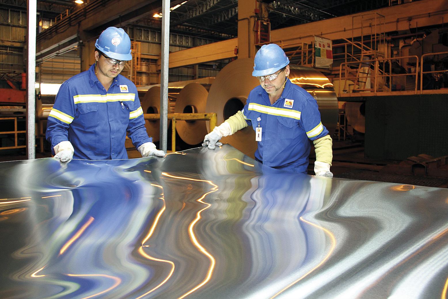 Os dados da balança comercial maranhense mostram que, no ano passado, foram exportados US$ 1,53 bilhão, o que equivale à 65,5% da pauta de exportação do estado. A maior parte deste volume vem dos embarques de ligas de alumínio, ouro, ferro-gusa, entre outros produtos produzidos no estado; “Apesar das exportações terem recuado em 2013, o volume de industrializados exportados mostra que o estado está exportando melhor, porque está lidando com produtos que tem valor agregado em seu processo produtivo”, comentou o coordenador do Centro Internacional de Negócios da Federação das Indústrias do Estado do Maranhão (Fiema), Vinicius Muniz