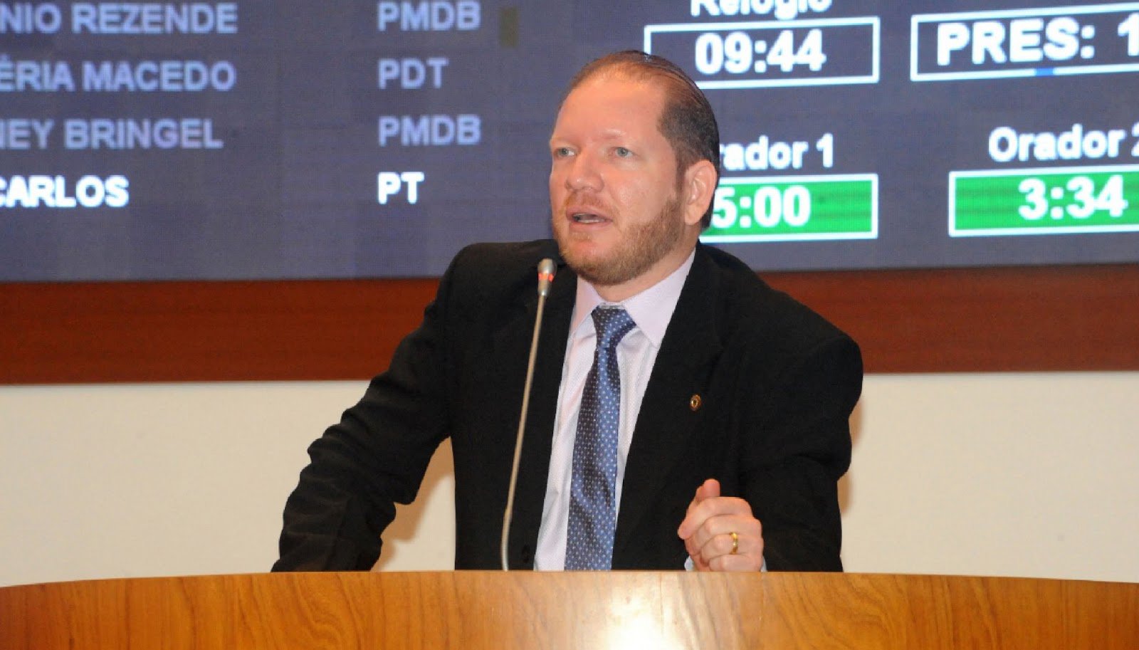 O parlamentar comunista é acusado pelo Ministério Público Estadual de conceder licença sem cumprimento de formalidades legais e omissão do dever de fiscalização. O processo teve por base inquérito civil instaurado em setembro de 2010. Além do deputado estadual, foi condenada a empresa Limp Fort Engenharia Ambiental Ltda; Othelino Neto informou por meio de nota do Imirante.com, primeiro veículo a noticiar o fato, que “já protocolou recurso chamado embargo de declaração junto ao juiz competente”