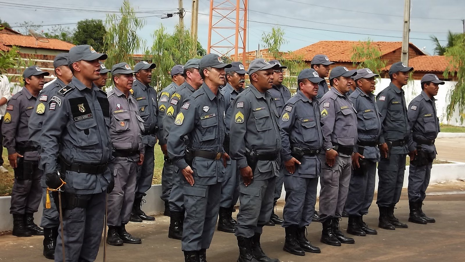 O Comando Geral da Polícia Militar garantiu que a população maranhense não será prejudicada pelo movimento iniciado por um pequeno grupo de militares na noite de quarta-feira (dia 26); o subcomandante da PMMA, coronel João Nepomuceno, disse que a maior parte do efetivo continua trabalhando normalmente; segundo o militar a mobilização é ilegítima e tem caráter político.