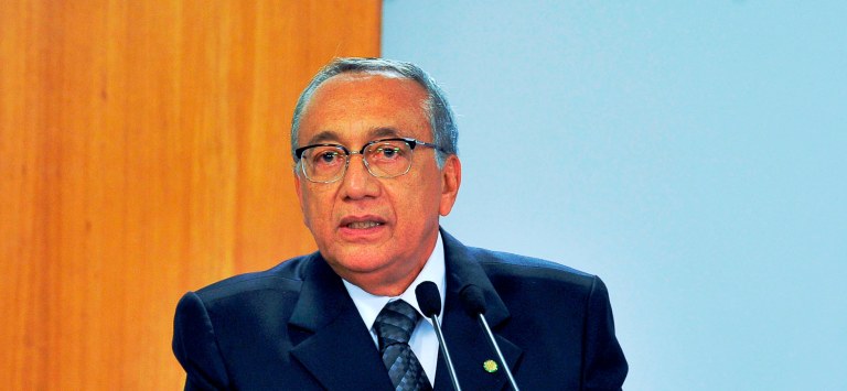 O ministro do Turismo afirmou que abriria mão da disputa, se além da governadora Roseana Sarney (PMDB), o pretendente fosse o senador licenciado e ministro das Minas e Energia, Edison Lobão; na semana passada osenador em exercício Lobão Filho (PMDB) – suplente de Edison Lobão – disse que quer disputar a eleição de Senador, caso a governadora não deixe o governo; essa foi a primeira vez que Gastão Vieira se declara oficialmente interessado na disputa ao Senado