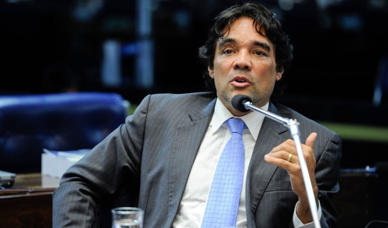 Em aparte, o senador LobÃ£o Filho (PMDB-MA) diz que sistema de transmissÃ£o de energia brasileiro possui altÃ­ssima qualidade