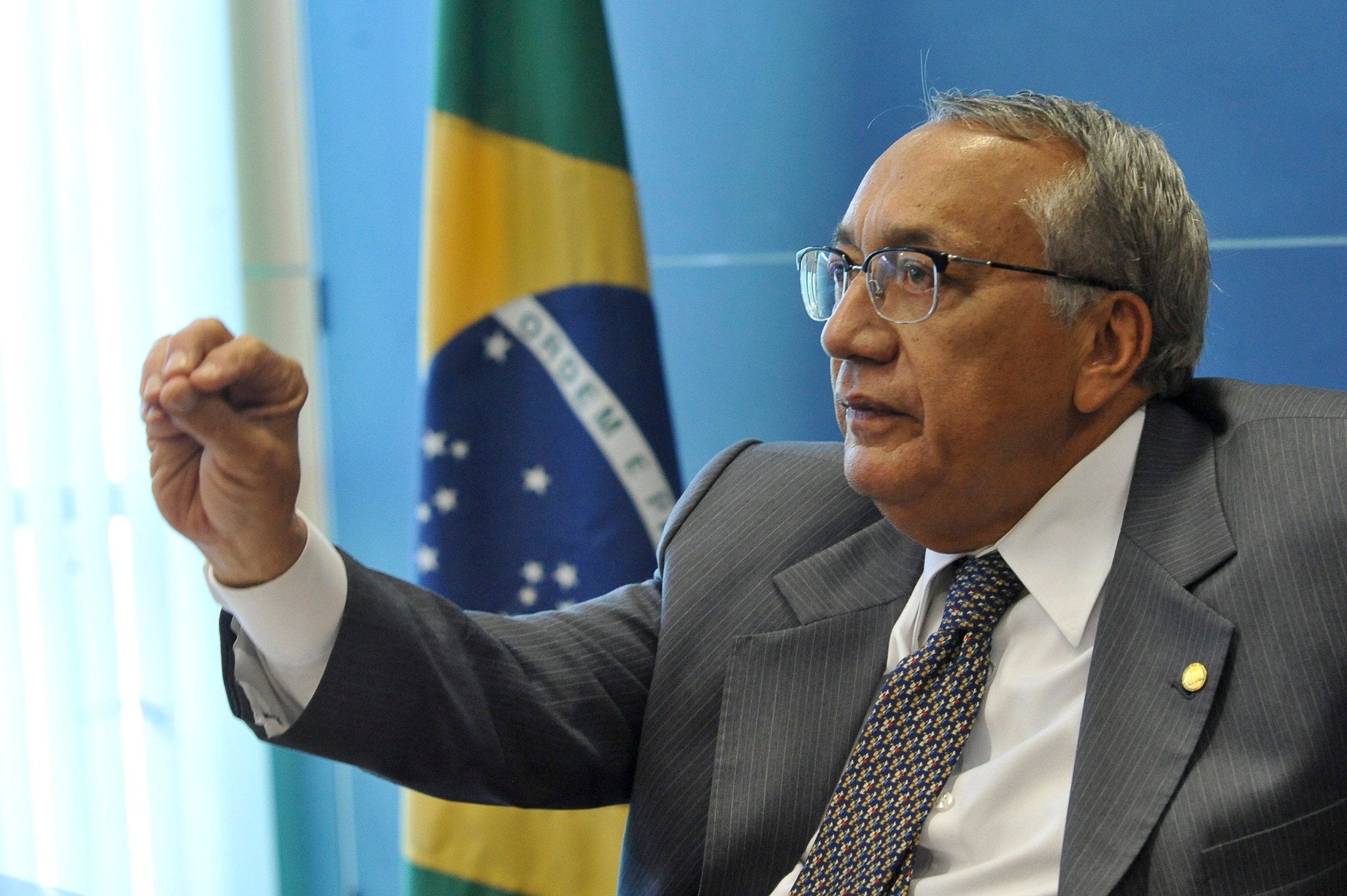 Ex-ministro de Turismo, Gastão Vieira acredita que o fato de o adversário Flávio Dino (PCdoB) ter-se aliado ao PSDB deve aumentar o apoio que Lobão Filho receberá do PT, da presidente Dilma e do ex-presidente Lula; segundo ele, Dino transformou uma disputa que seria local em um caso nacional, ao pedir a bênção do senador Aécio Neves
